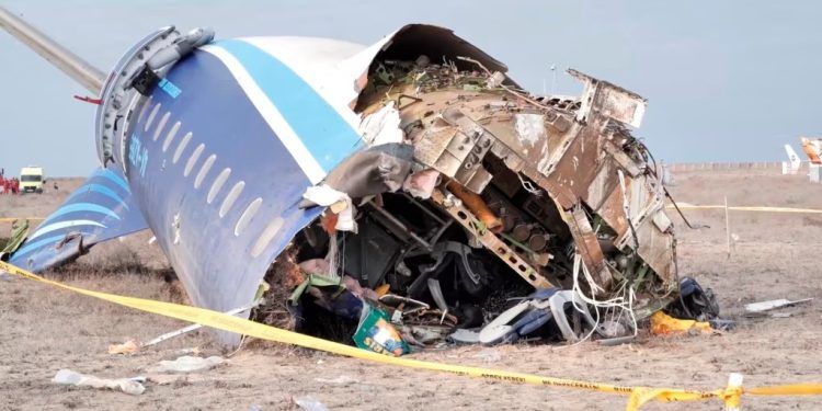 En esta fotografía tomada de un video publicado por la administración de la región de Mangystau, los restos del Embraer 190 de Azerbaijan Airlines yacen en el suelo cerca del aeropuerto de Aktau, Kazajstán, el miércoles 25 de diciembre de 2024.