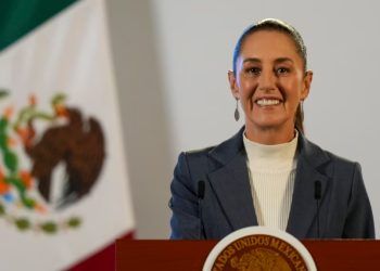 ARCHIVO - Claudia Sheinbaum, presidenta mexicana, habla a la prensa en el palacio de gobierno en Ciudad de México, el 2 de octubre de 2024.