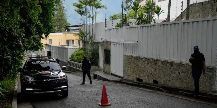 ARCHIVO - Dos agentes de cuerpos de seguridad del Estado venezolano hacen guardia a las afueras de la embajada argentina en Caracas, el 31 de julio de 2024.