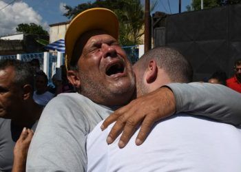 ARCHIVO - César Salmerón, a la izquierda, abraza a su hijo Antony Salmerón, después de su excarcelación de la prisión de Tocuyito, en el estado Carabobo, el 16 de noviembre de 2024. Según fiscalía, se han excarcelado a 533 detenidos tras las elecciones.