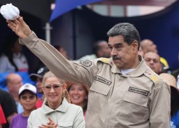 El presidente venezolano Nicolás Maduro lanza un pañuelo a simpatizantes durante una concentración oficialista en Caracas por el aniversario 165 de la Batalla de Santa Inés, el 10 de diciembre de 2024.