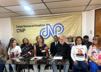 Familiares de trabajadores de la prensa arrestados en Venezuela durante una conferencia de prensa en el Colegio Nacional de Periodistas, en Caracas el 11 de diciembre de 2024.