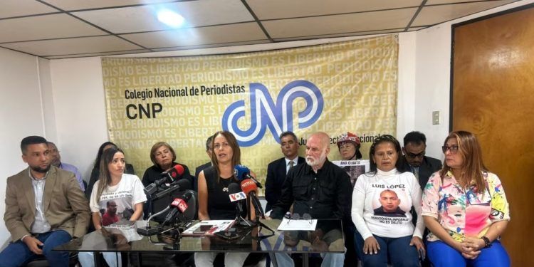 Familiares de trabajadores de la prensa arrestados en Venezuela durante una conferencia de prensa en el Colegio Nacional de Periodistas, en Caracas el 11 de diciembre de 2024.