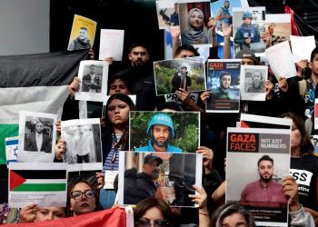 ARCHIVO - Periodistas y estudiantes de periodismo mexicanos participan en una manifestación de solidaridad y protesta por los colegas detenidos, desaparecidos y asesinados en Gaza durante la 38ª edición de la Feria Internacional del Libro en México, el 5 de diciembre de 2024. AFP