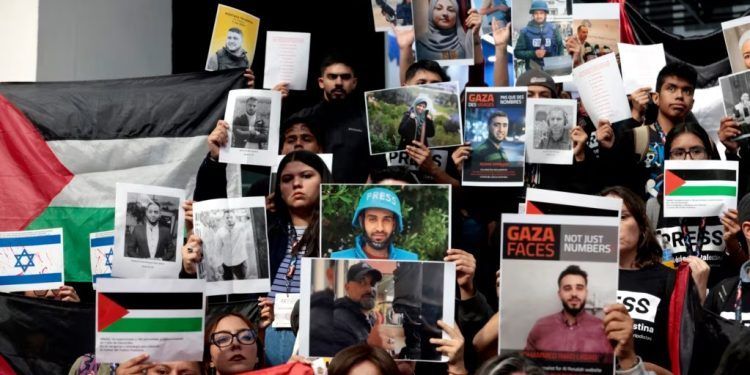 ARCHIVO - Periodistas y estudiantes de periodismo mexicanos participan en una manifestación de solidaridad y protesta por los colegas detenidos, desaparecidos y asesinados en Gaza durante la 38ª edición de la Feria Internacional del Libro en México, el 5 de diciembre de 2024. AFP