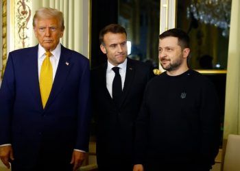 El presidente de Francia, Emmanuel Macron, en el centro, posa con el presidente electo de Estados Unidos, Donald Trump, a la izquierda, y el presidente de Ucrania, Volodymyr Zelenskyy, en el Palacio del Elíseo, en París, el 7 de diciembre de 2024.