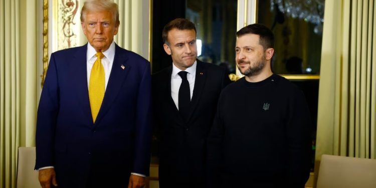 El presidente de Francia, Emmanuel Macron, en el centro, posa con el presidente electo de Estados Unidos, Donald Trump, a la izquierda, y el presidente de Ucrania, Volodymyr Zelenskyy, en el Palacio del Elíseo, en París, el 7 de diciembre de 2024.