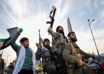 Combatientes de la oposición de Siria celebran después del colapso del gobierno sirio en Damasco, Siria, el 8 de diciembre de 2024.