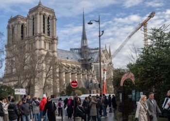 Peatones caminan cerca de la emblemática catedral de Notre Dame de Francia, horas antes de reabrir formalmente sus puertas por primera vez desde que un devastador incendio casi destruyó el monumento de 861 años de antigüedad en 2019, el sábado 7 de diciembre de 2024, en París.