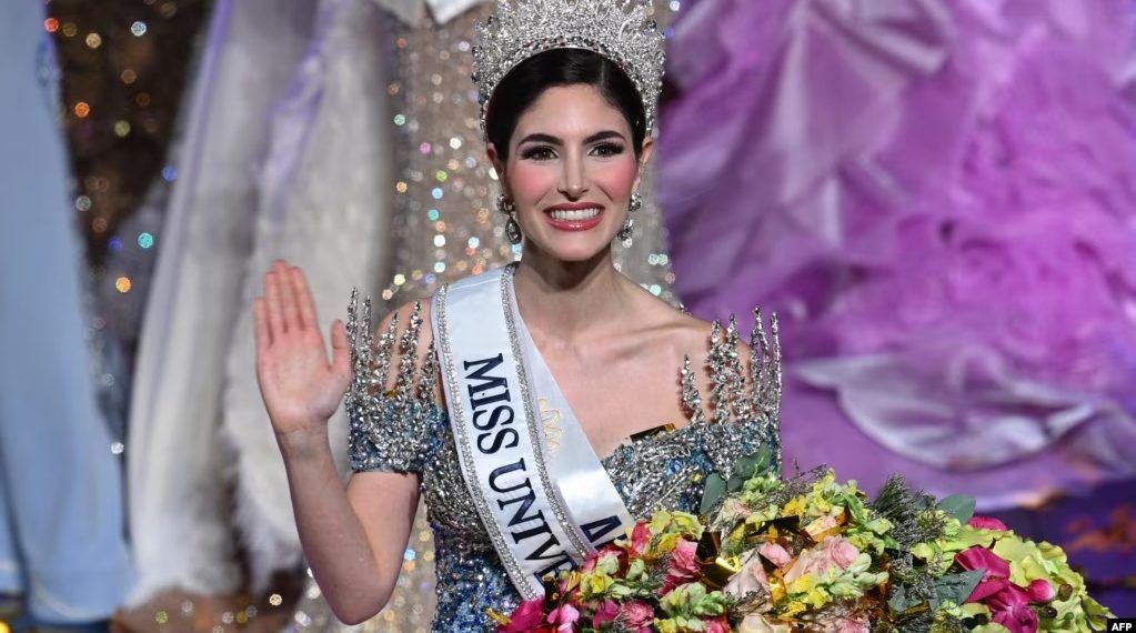 La Miss Universo Venezuela 2024 Stephany Abasali, representante del estado Anzoátegui, saluda tras ganar el concurso de belleza en Caracas, el 5 de diciembre de 2024. (AFP/Federico Parra)