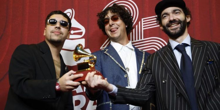 ARCHIVO - La banda musical venezolana Rawayana posa con su premio Latin Grammy a la mejor canción pop, "Feriado", en Miami, Estados Unidos, el 14 de noviembre de 2024.