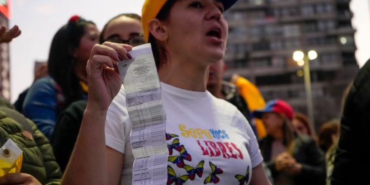 Venezolanos durante una protesta contra la reelección del presidente venezolano Nicolás Maduro, en Santiago de Chile, el miércoles 28 de agosto de 2024. Venezolanos durante una protesta contra la reelección del presidente venezolano Nicolás Maduro, en Santiago de Chile, el miércoles 28 de agosto de 2024.