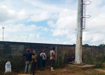 Falcón | Retiran viejas torres del estadio César Tovar de Yaracal