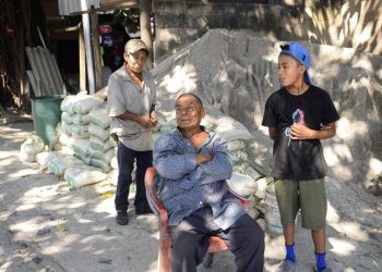 Varias personas esperan fuera de sus casas en San Salvador después de un terremoto que sacudió a El Salvador el 5 de enero de 2025.