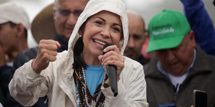 ARCHIVO - La líder opositora María Corina Machado participa en un mitin de campaña para las presidenciales, en Mérida, el 26 de junio de 2024.