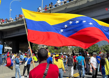 Marchas de gobierno y oposición en la víspera de la toma de posesión, María Corina Machado reaparece en Caracas (+ Video)