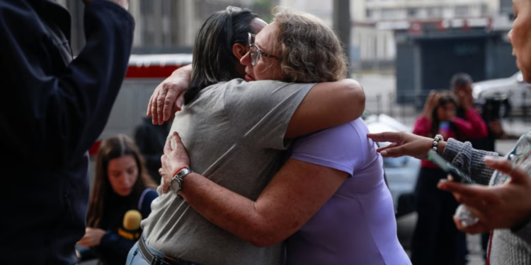 Mabel Calderin, esposa del periodista Carlos Correa, abraza a una conocida tras hablar a la prensa sobre la desaparición forzada de su pareja, en Caracas, el 13 de enero de 2025. El defensor de DDHH fue excarcelado.