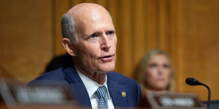 El senador republicano Rick Scott habla durante las audiencias de confirmación de nominados a cargos ejecutivos en el Capitolio, en Washington, el 17 de enero de 2025.