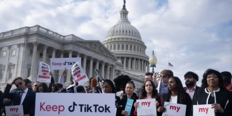 ARCHIVO - La gente se reúne para una conferencia de prensa sobre su oposición a la prohibición de TikTok en el Capitolio en Washington, DC, el 22 de marzo de 2023.
