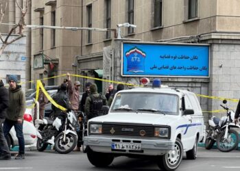 Miembros de la policía se paran frente al edificio judicial después del asesinato de los jueces de la Corte Suprema Mohammad Moghiseh y Ali Razini en Teherán, Irán, el 18 de enero de 2025.