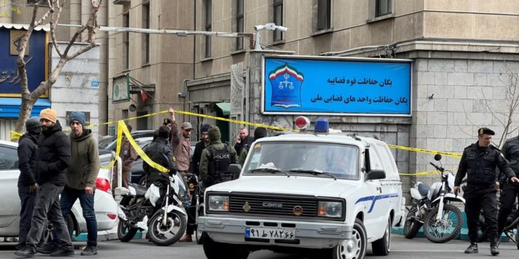 Miembros de la policía se paran frente al edificio judicial después del asesinato de los jueces de la Corte Suprema Mohammad Moghiseh y Ali Razini en Teherán, Irán, el 18 de enero de 2025.