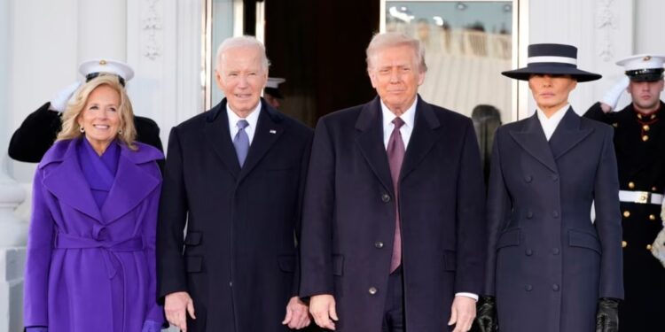 El presidente electo Donald Trump y Melania Trump son recibidos por el presidente Joe Biden y la primera dama Jill Biden a su llegada a la Casa Blanca, el lunes 20 de enero de 2025, en Washington. (Foto AP/Alex Brandon)