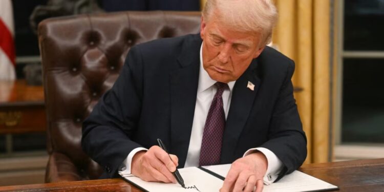 El presidente estadounidense Donald Trump firma una orden ejecutiva en la Oficina Oval de la Casa Blanca, en Washington, la noche del 20 de enero de 2025. AFP/Jim Watson