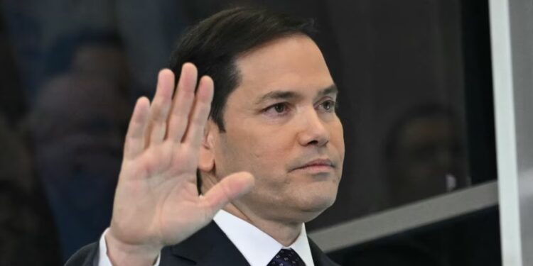El Secretario de Estado de Estados Unidos, Marco Rubio, jura en el cargo del Departamento de Estado en Washington, DC, el 21 de enero de 2025.
