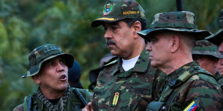 El gobernante venezolano Nicolás Maduro conversa con jefes militares, entre ellos su ministro de defensa, general Vladimir Padrino López, a la derecha, en Fuerte Tiuna, Caracas, el 22 de enero de 2025.