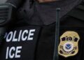 ARCHIVO - El logo del Servicio de Inmigración y Control de Aduanas de Estados Unidos, puede verse en el uniforme de un agente el 17 de diciembre de 2024, en el distrito del Bronx de Nueva York.