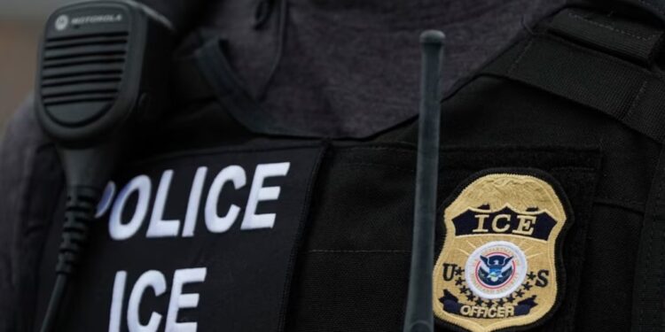 ARCHIVO - El logo del Servicio de Inmigración y Control de Aduanas de Estados Unidos, puede verse en el uniforme de un agente el 17 de diciembre de 2024, en el distrito del Bronx de Nueva York.