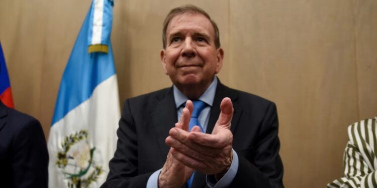 ARCHIVO - Edmundo González Urrutia, líder opositor venezolano que se acredita con actas el triunfo electoral, participa en un acto en Guatemala, el 15 de enero de 2025.