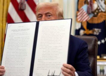 El presidente Donald Trump sostiene una orden ejecutiva firmada sobre la desclasificación y publicación de los registros relacionados con los asesinatos de los hermanos Kennedy y el reverendo Martin Luther King, Jr., la Casa Blanca, el jueves 23 de enero de 2025, en Washington.