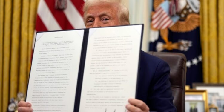 El presidente Donald Trump sostiene una orden ejecutiva firmada sobre la desclasificación y publicación de los registros relacionados con los asesinatos de los hermanos Kennedy y el reverendo Martin Luther King, Jr., la Casa Blanca, el jueves 23 de enero de 2025, en Washington.