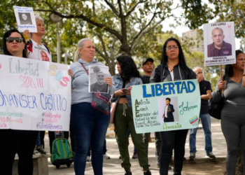 Familiares y amigos de personas detenidas durante la represión gubernamental a las protestas después de las elecciones exigen su liberación frente a la Fiscalía General de la República en Caracas, Venezuela, el martes 21 de enero de 2025.