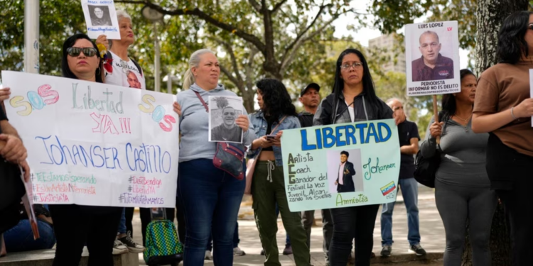 Familiares y amigos de personas detenidas durante la represión gubernamental a las protestas después de las elecciones exigen su liberación frente a la Fiscalía General de la República en Caracas, Venezuela, el martes 21 de enero de 2025.