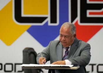 ARCHIVO - Elvis Amoroso, presidente del Consejo Nacional Electoral de Venezuela, firma un acuerdo de reconocimiento de resultados de la elección presidencial, en Caracas, el 20 de junio de 2024.