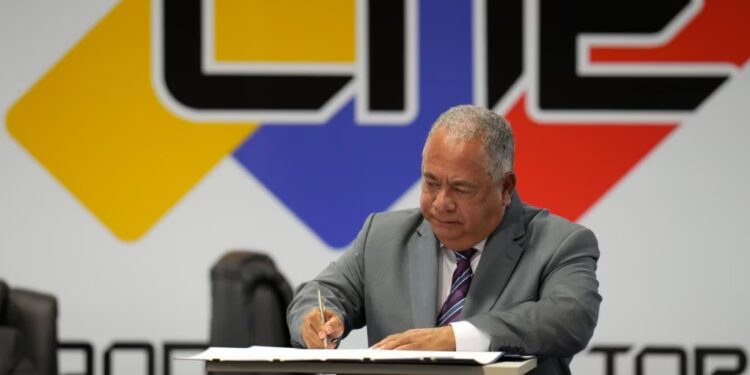 ARCHIVO - Elvis Amoroso, presidente del Consejo Nacional Electoral de Venezuela, firma un acuerdo de reconocimiento de resultados de la elección presidencial, en Caracas, el 20 de junio de 2024.
