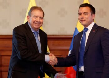 El presidente ecuatoriano Daniel Noboa saluda al líder opositor venezolano Edmundo González, en Quito, el 28 de enero de 2025. REUTERS/David Diaz Arcos
