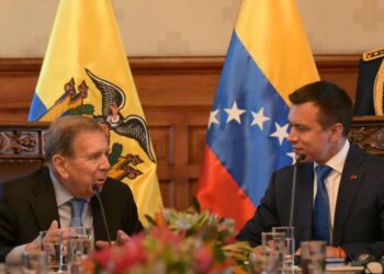 El presidente de Ecuador, Daniel Noboa, conversa con el líder de la oposición venezolana, Edmundo González Urrutia, en el Palacio de Carondelet en Quito, Ecuador, el 28 de enero de 2025.