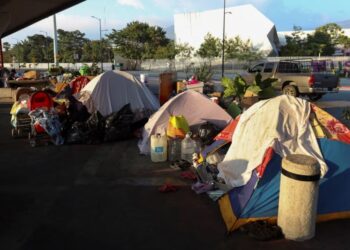 ARCHIVO - Migrantes venezolanos esperan por su cita para pedir asilo al gobierno de Estados Unidos en Tuxla Gutiérrez, Chiapas, en la frontera mexicana, el 16 de enero de 2025.