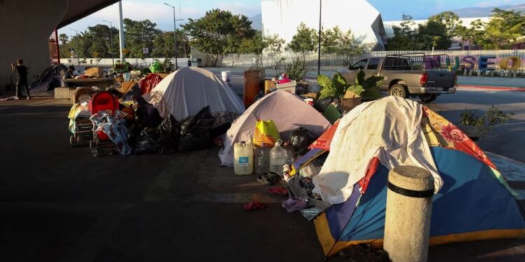 ARCHIVO - Migrantes venezolanos esperan por su cita para pedir asilo al gobierno de Estados Unidos en Tuxla Gutiérrez, Chiapas, en la frontera mexicana, el 16 de enero de 2025.