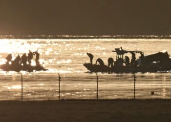 Equipos de rescate trabajan en las aguas del río Potomac después de que un avión de pasajeros que se aproximaba al Aeropuerto Nacional Reagan se estrellara en el río tras colisionar con un helicóptero del ejército de EEUU, cerca de Washington, el 30 de enero de 2025.