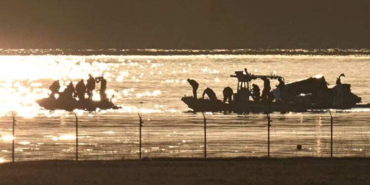 Equipos de rescate trabajan en las aguas del río Potomac después de que un avión de pasajeros que se aproximaba al Aeropuerto Nacional Reagan se estrellara en el río tras colisionar con un helicóptero del ejército de EEUU, cerca de Washington, el 30 de enero de 2025.