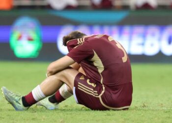 El defensor venezolano Alessandro Milani reacciona tras perder contra Paraguay y quedar eliminados del torneo sudamericano de fútbol, categoría sub20, en el estadio Metropolitano de Lara, en Cabudare, el 29 de enero de 2025. AFP/Edixon Gámez