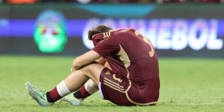 El defensor venezolano Alessandro Milani reacciona tras perder contra Paraguay y quedar eliminados del torneo sudamericano de fútbol, categoría sub20, en el estadio Metropolitano de Lara, en Cabudare, el 29 de enero de 2025. AFP/Edixon Gámez