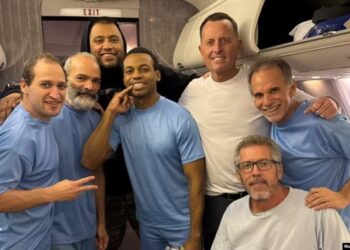 El enviado especial del presidente de EEUU, Donald Trump, divulgó una fotografía en la que se le ve en un avión con seis americanos que hab;ian sido arrestados en Venezuela.