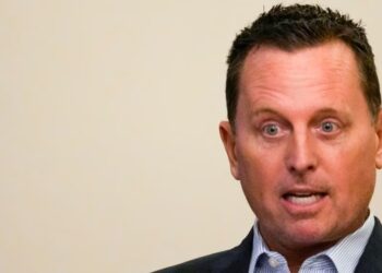 ARCHIVO - El hoy enviado del presidente estadounidense Donald Trump, Richard Grenell, habla durante una ceremonia en Belgrado, Serbia, el 25 de octubre de 2023.