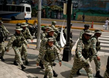 Miembros de la Milicia Bolivariana caminan por una calle durante ejercicios militares en Caracas, Venezuela, el jueves 23 de enero de 2025. (Foto AP/Ariana Cubillos)
