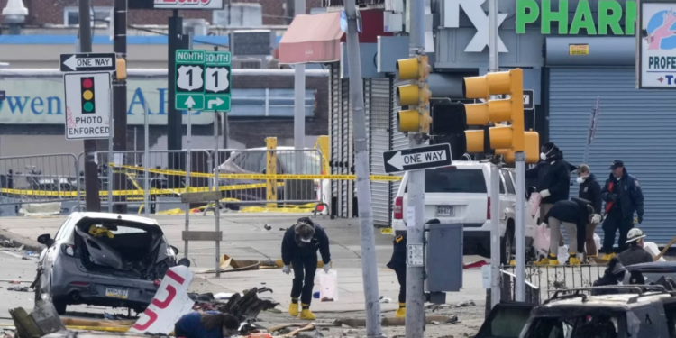Investigadores trabajan en la escena después de que una avioneta se estrellara en Filadelfia, el sábado 1 de febrero de 2025.